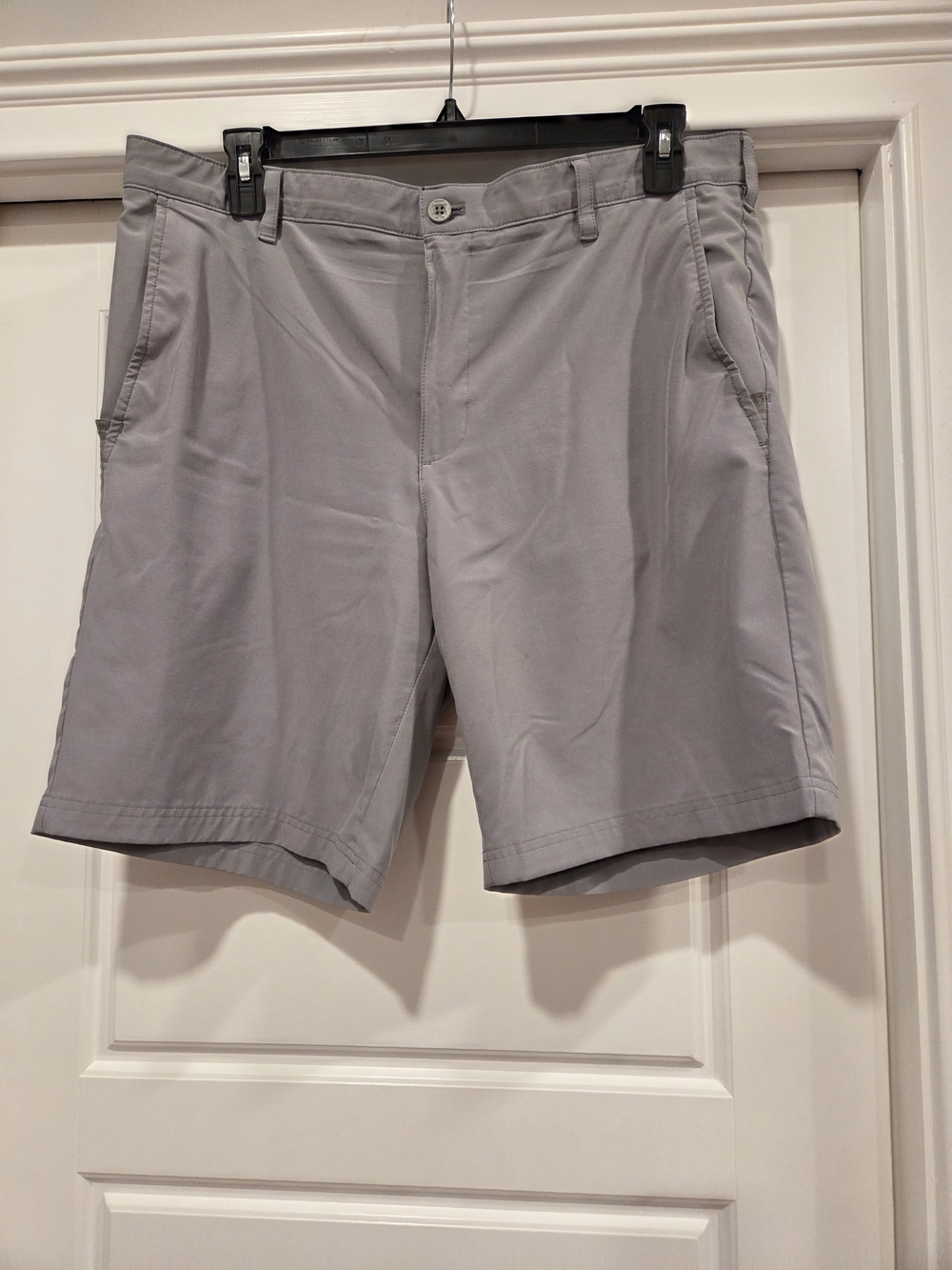 Izod Men's Gray Lightweight Golf Shorts